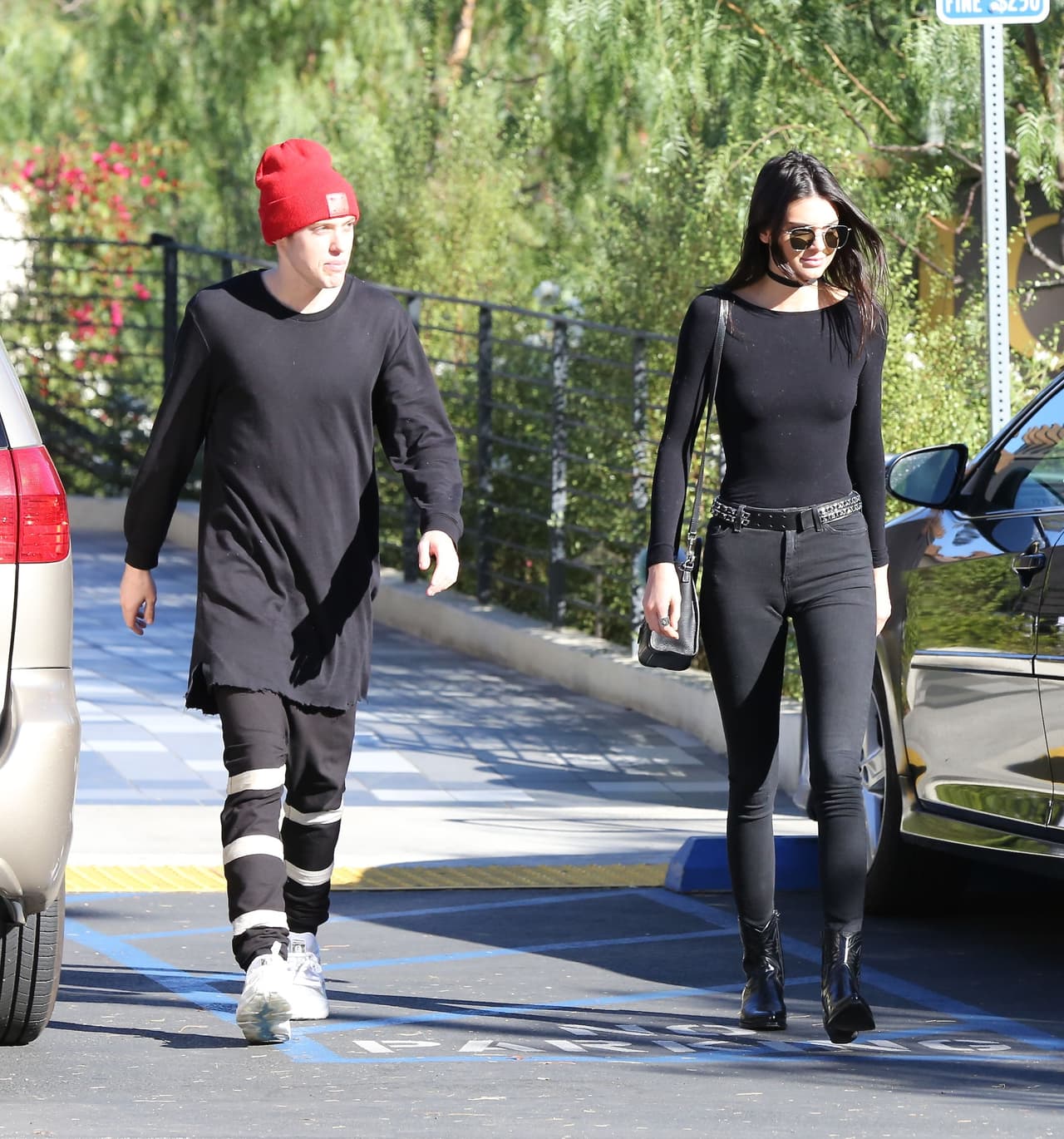 Pero al ver que las cámaras los seguían decidieron distanciarse un poco.