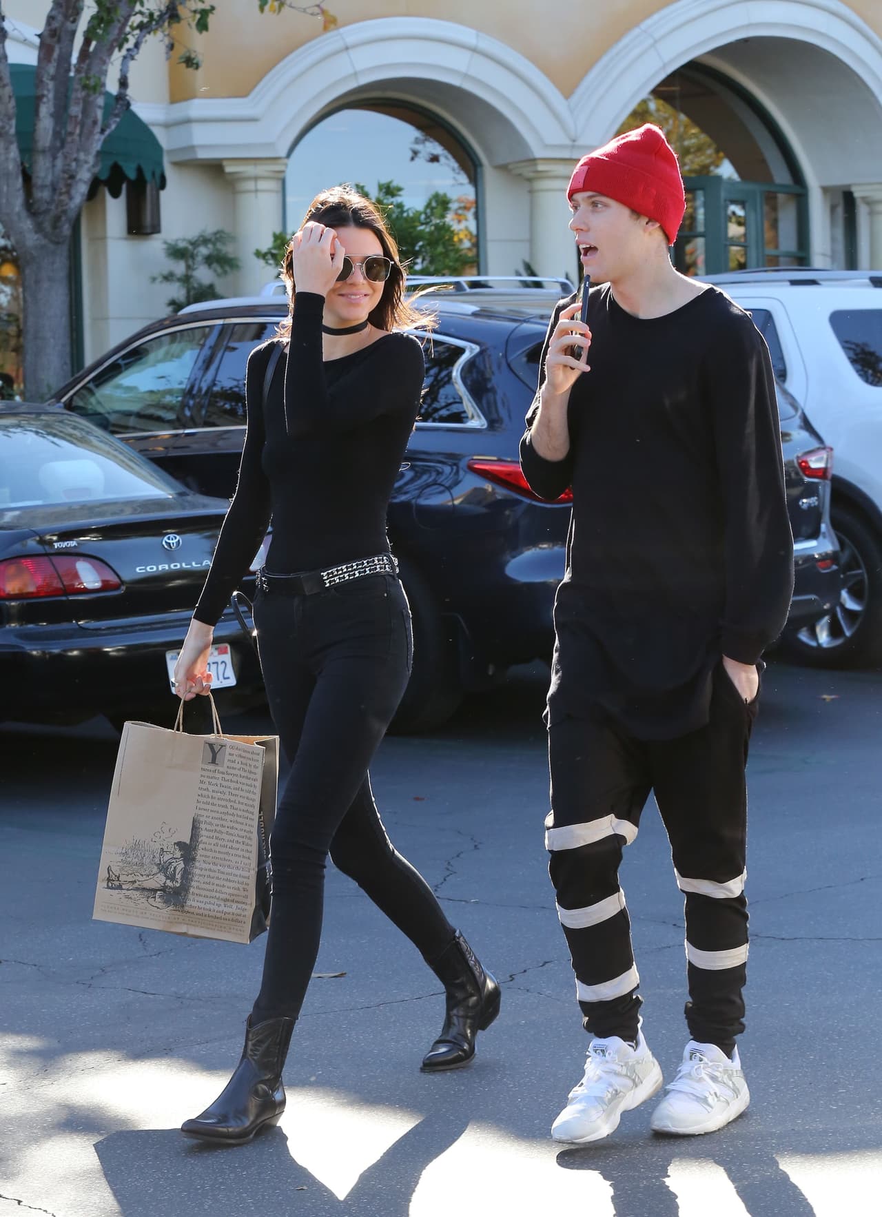 Caminaron hasta la camioneta de Kendall.