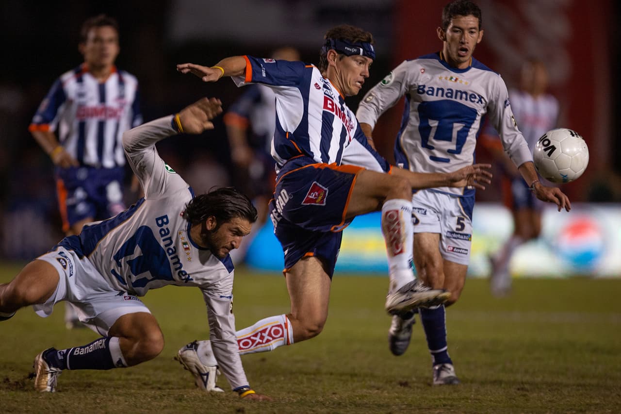 <b>Pumas, el campeón que se salvó del repechaje</b>
<br>- En el Torneo Apertura 2004 se determinó que clasificarían los dos mejores de cada grupo y los dos mejores de la tabla general. Así, quedó fuera el repechaje.
<br>- Pumas finalizó en segundo puesto del Grupo 1 con 23 puntos, pero los Universitarios acabaron en noveno puesto de la tabla general, en otro momento, habrían jugado repechaje ante Tigres, equipo que hizo también 23 unidades, pero acabó en cuarto lugar del Grupo 2.
<br>- Chivas (29 puntos) y Monterrey (27 puntos) clasificaron por haber quedado en quinto y sexto lugar de la tabla general, pero fueron terceros en sus respectivos grupos.