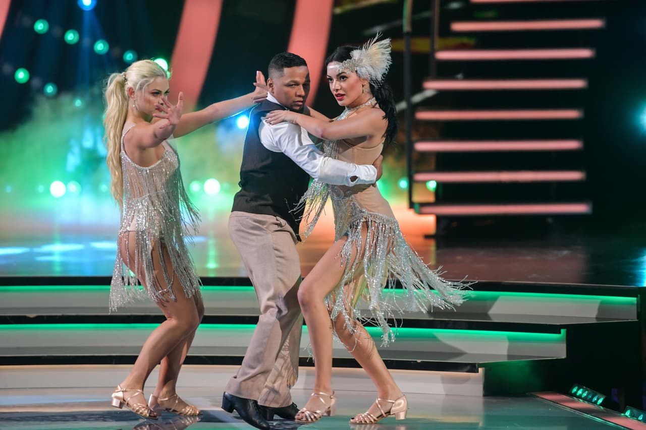 Por segunda ocasión le correspondió compartir la pista con dos bailarinas.