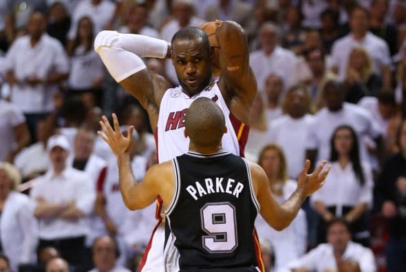 Habrá séptimo juego entre los Spurs y los Heat (30 fotos) ¡Locura total! Un juego electrizante, inolvidable, donde ambos equipos dieron una demostración inolvidable en el American Airlines Arena, manteniendo en vilo a los fanáticos en San Antonio y en Miami, primero durante los 48 minutos regulares y después en los 5 minutos de OT. .Tim Duncan, con una clásica demostración durante todo el partido, anotó más tantos en la primera mitad que la combinación de los 3 de Miami, Wade-James-Bosh 25/21, facilitando que los Spurs dominaran al Heat hasta comenzar el cuarto período, cuando Miami llevo a cabo un cambio de jugadores. Cuando solo faltaban 5 segundos para coronarse campeones los San Antonio Spurs, el incomparable Ray Allen empató el partido con un tiro de 3 puntos, forzando el OT. Con 1:43 en el reloj, LeBron James (triple/doble, 32 puntos, 11 asistencias y 10 rebotes) encaramó al Heat 101-100, y al concluir el OT, de nuevo Allen realizó una formidable jugada defensiva, dando dos puntos más al Heat, que terminó, a pesar de los umpires y para desconcierto de los comentaristas que daban el cetro a San Antonio, 103-101 sobre los Spurs. .