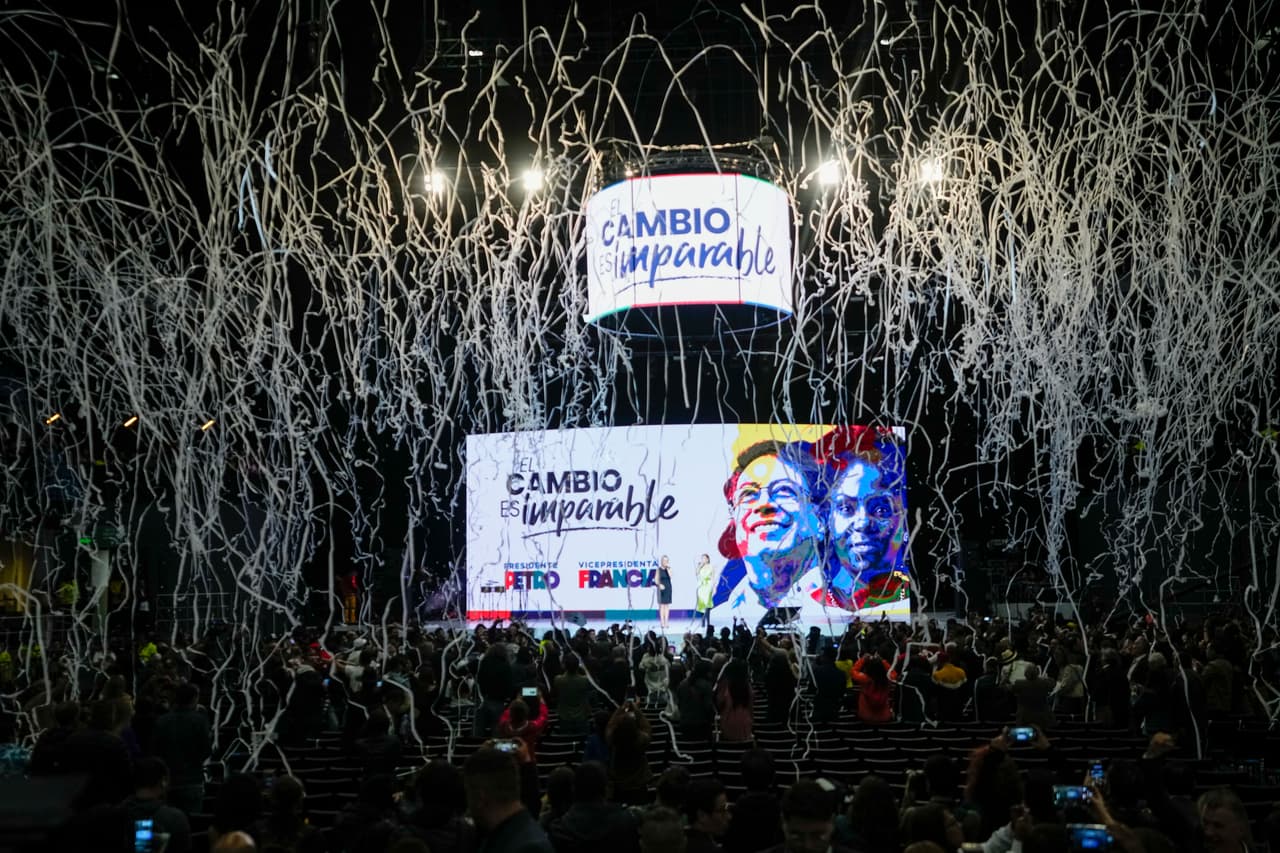 Confeti sobre la casa de campaña de Gustavo Petro, la noche de este domingo 19 de junio de 2022, en Bogotá, Colombia. Las autoridades electorales de Colombia cerraron el domingo las urnas a las 4.00 p. m., hora local, antes de que Petro se perfilara como ganador 
<a href="https://www.univision.com/noticias/america-latina/elecciones-en-colombia-petro-y-hernandez-segunda-vuelta-ajustado-pronostico">en la segunda vuelta presidencial</a>.