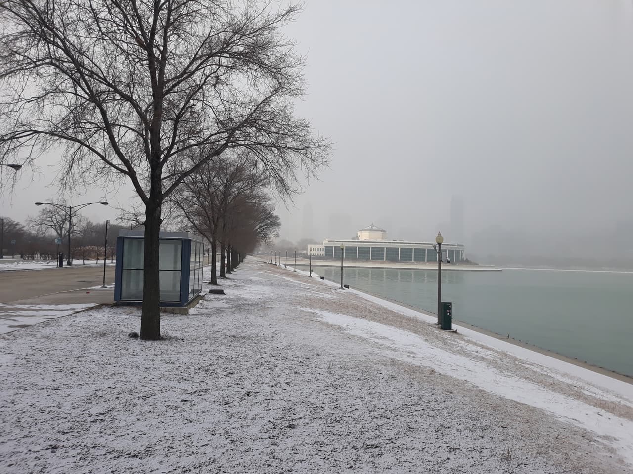 Las autoridades exhortan manejar con cuidado ya que las vías pueden presentar puntos resbaladizos por copitos de nieve y poca visibilidad por neblina.