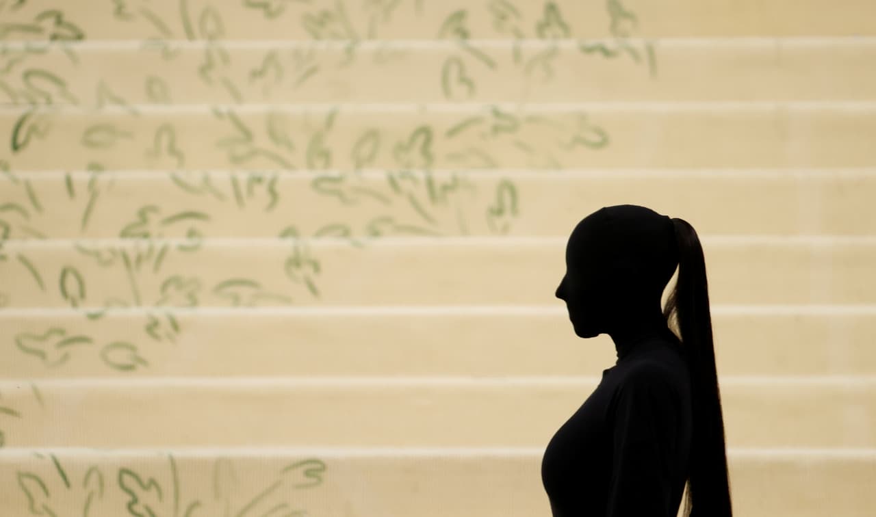 Kim Kardashian, por su parte, es un ícono cultural estadounidense, así como una de las pocas multimillonarias del país que también se puede jactar de ser una gran influencer. Su silueta aparece en esta foto tomada cuando se vistió completamente de negro en Balenciaga para la Gala del Met 2021 en Nueva York, en septiembre del año pasado.