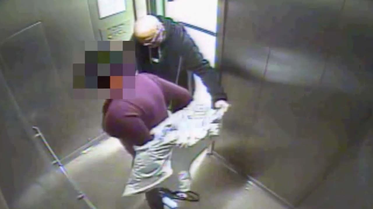 Hombre con un cuchillo abusa sexualmente de una mujer en un elevador tras intentar robarle