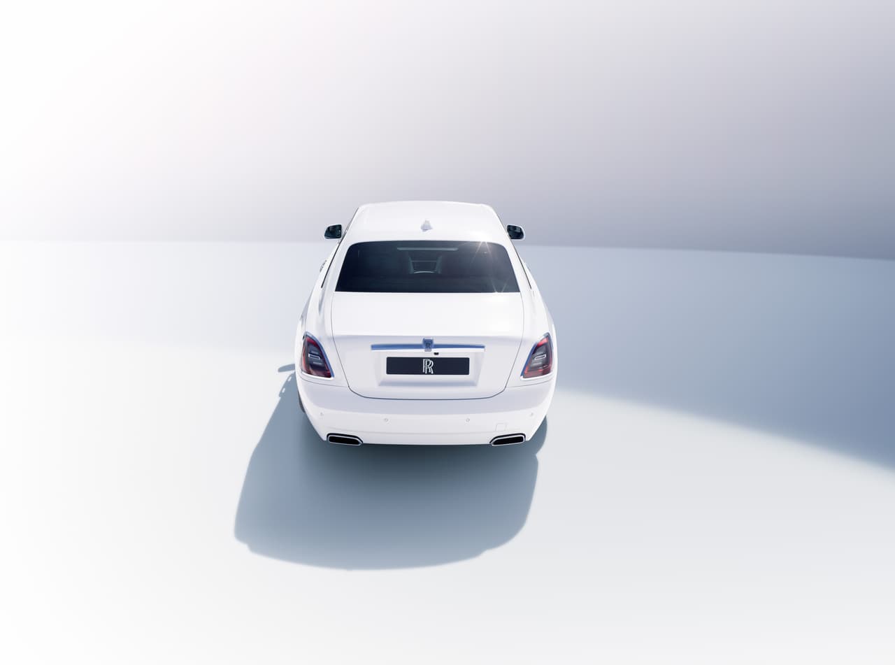 Su perfil es similar al del modelo anterior, pero tanto las luces traseras como la tapa del maletero dan la impresión de estar levemente inclinadas hacia adelante.