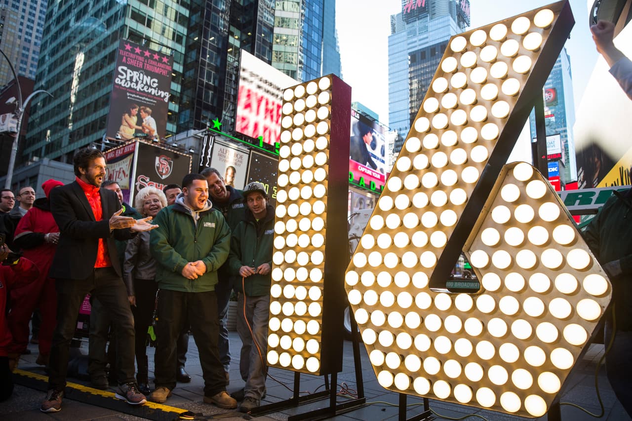 Times Square se prepara para recibir el año 2016