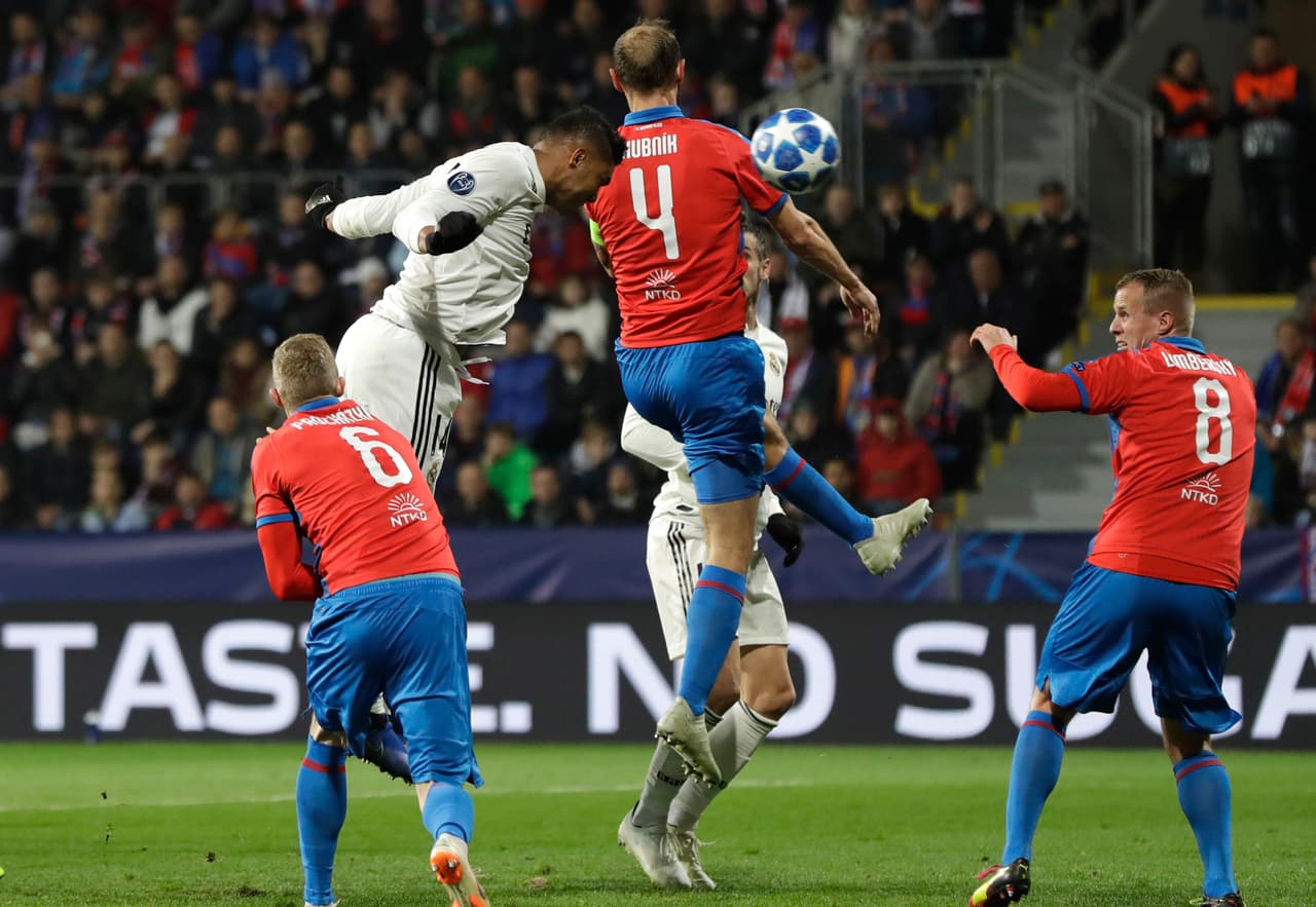 De ahí en más, todo fue del Real que tres minutos después encontró el 2-0 con un cabezazo de Casemiro en el área.