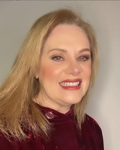 Mientras que Buenfil, de 58 años, es más dulce y serena. Eso sí, le gusta mantenerse al corriente con las tendencias, pues 
<a href="https://www.univision.com/famosos/erika-buenfil-influencer-tiktok-retos">ha destacado en Tik Tok</a> donde tiene más de 15 millones de seguidores.