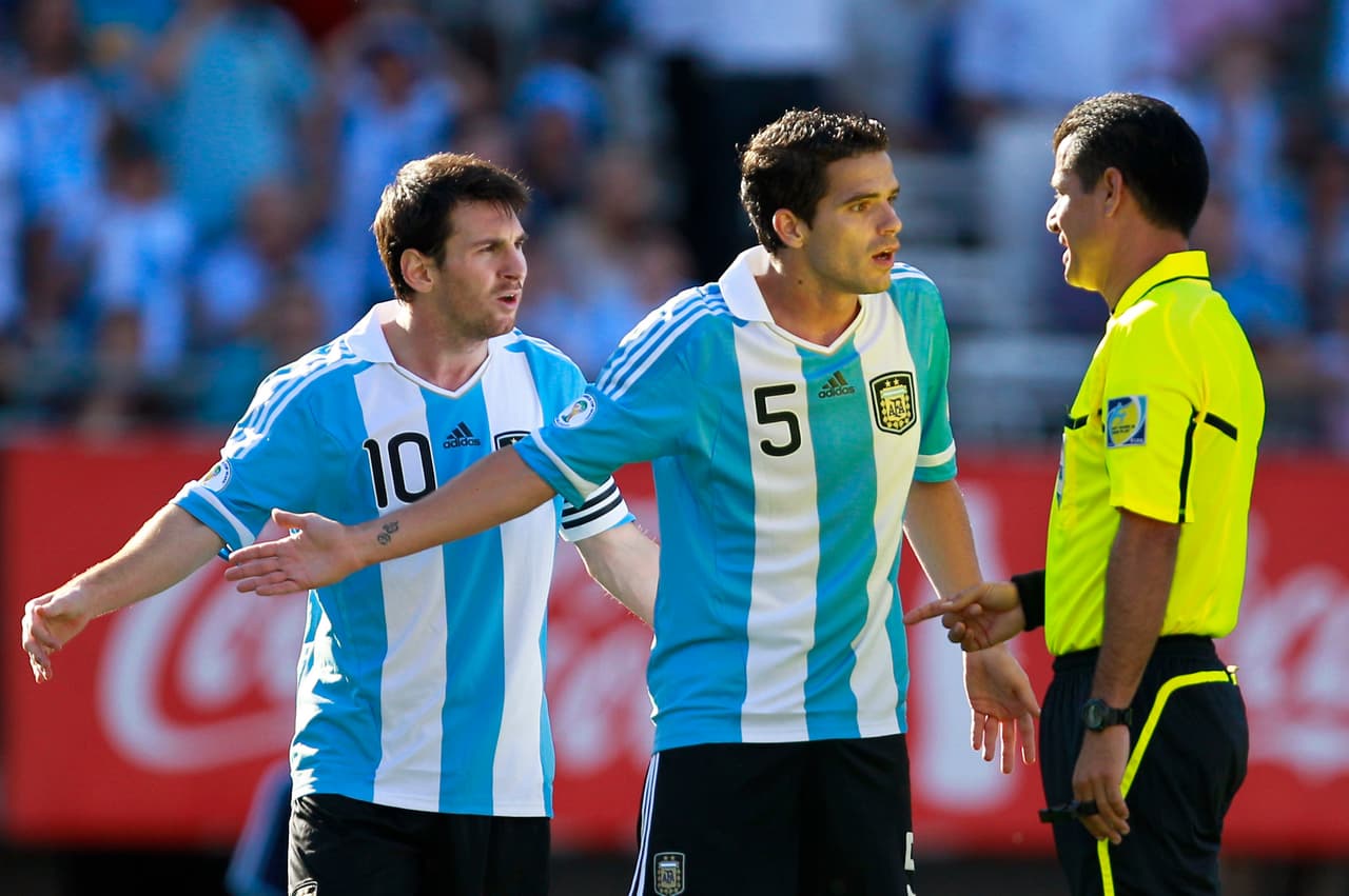 Lionel Messi y Fernando Gago compartieron cancha con la selección argentina. Gago jugó con Cristiano dos temporadas en el Real Madrid.