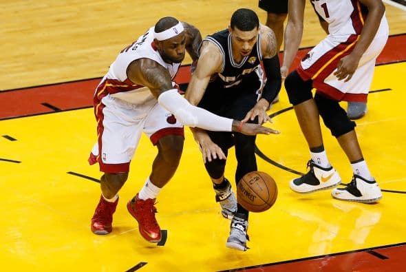 Habrá séptimo juego entre los Spurs y los Heat (30 fotos) ¡Locura total! Un juego electrizante, inolvidable, donde ambos equipos dieron una demostración inolvidable en el American Airlines Arena, manteniendo en vilo a los fanáticos en San Antonio y en Miami, primero durante los 48 minutos regulares y después en los 5 minutos de OT. .Tim Duncan, con una clásica demostración durante todo el partido, anotó más tantos en la primera mitad que la combinación de los 3 de Miami, Wade-James-Bosh 25/21, facilitando que los Spurs dominaran al Heat hasta comenzar el cuarto período, cuando Miami llevo a cabo un cambio de jugadores. Cuando solo faltaban 5 segundos para coronarse campeones los San Antonio Spurs, el incomparable Ray Allen empató el partido con un tiro de 3 puntos, forzando el OT. Con 1:43 en el reloj, LeBron James (triple/doble, 32 puntos, 11 asistencias y 10 rebotes) encaramó al Heat 101-100, y al concluir el OT, de nuevo Allen realizó una formidable jugada defensiva, dando dos puntos más al Heat, que terminó, a pesar de los umpires y para desconcierto de los comentaristas que daban el cetro a San Antonio, 103-101 sobre los Spurs. .
