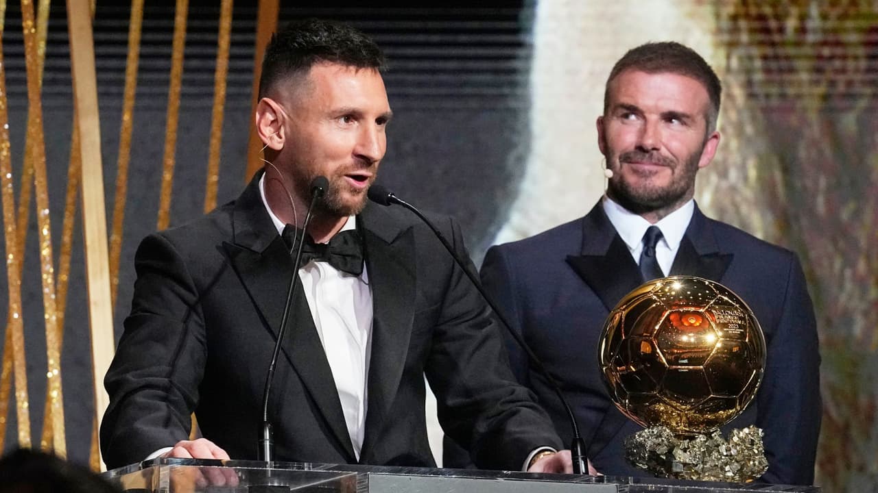 El copropietario del equipo Inter Miami y exfutbolista David Beckham, a la derecha, sonríe mientras el jugador del Inter Miami y de la selección argentina Lionel Messi recibe el trofeo Balón de Oro 2023 durante la 67ª ceremonia de entrega del Balón de Oro en el Theatre du Chatelet en París, Francia, el lunes 30 de octubre de 2023.