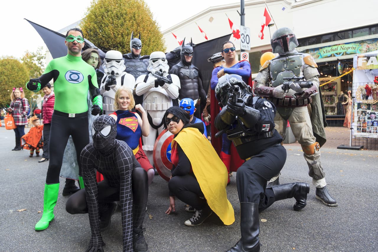 <b>Visita áreas iluminadas.</b> Así los conductores tienen más probabilidades de ver cruzar a varias personas y reducir la velocidad a tiempo.