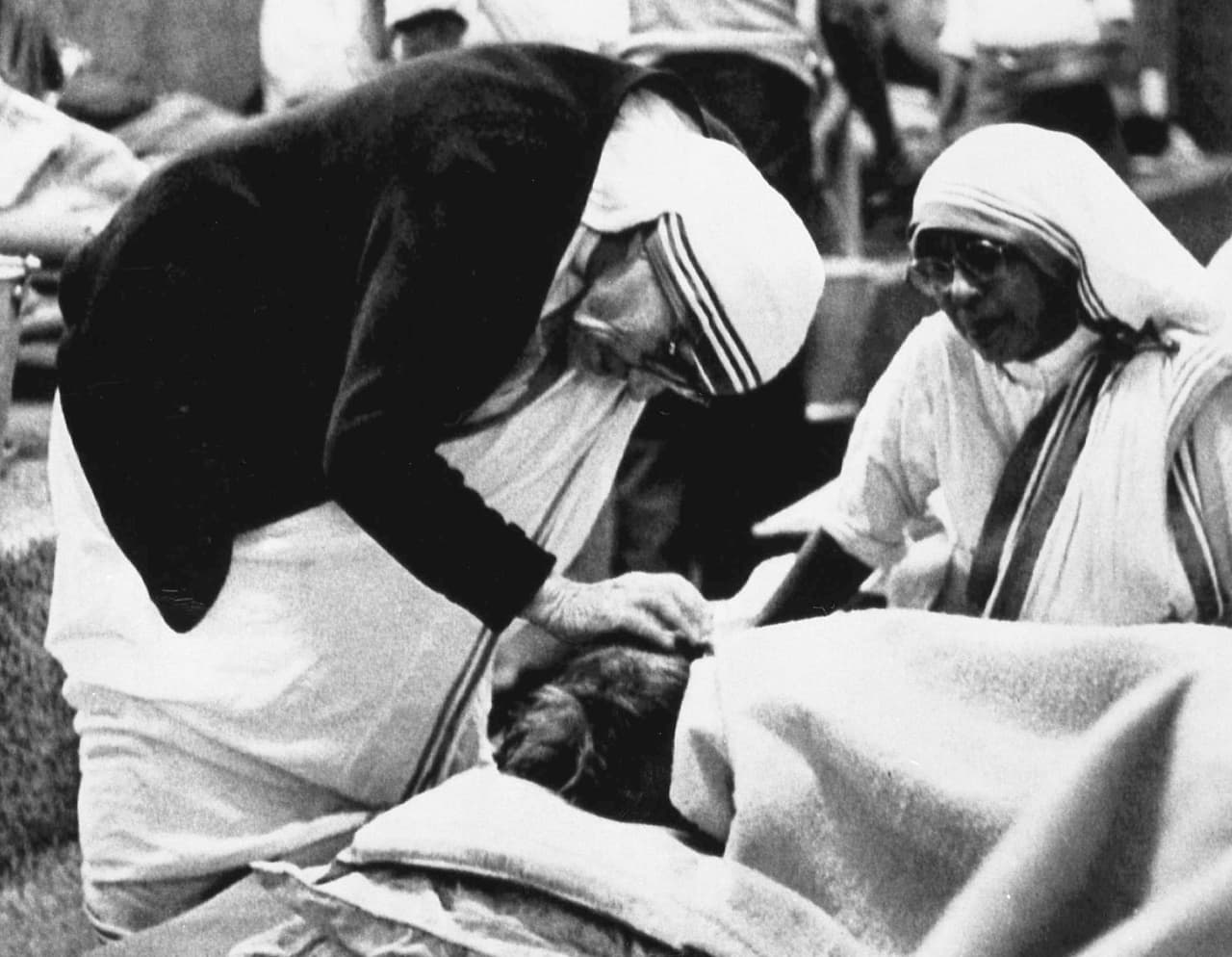 En 1986, antes de una visita de Juan Pablo II, la Madre Teresa atiende a un paciente en su ‘hogar para moribundos’ de Calcuta, una de sus muchas instituciones de ayuda a desfavorecidos en la ciudad.