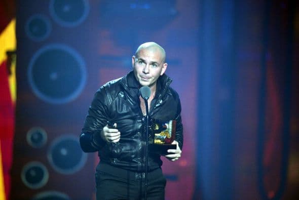 Por si fuera poco, Pitbull se llevó el premio Ídolo de la Juventud.