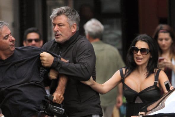 Baldwin se pone tan mal que ha llegado hasta los golpes con los fotógrafos. Más videos de Chismes aquí.