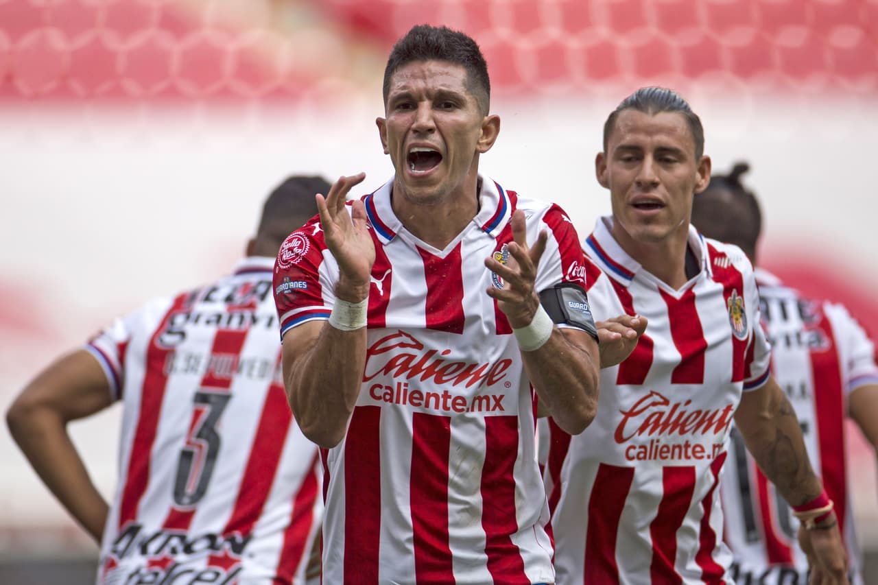 Molina (13’) aprovechó un tiro de esquina para definir con una palomita de postal.