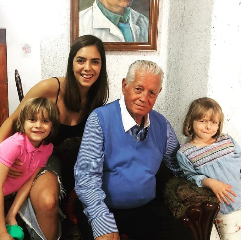 Y sus hijos más pequeños ya comenzaron a mostrar las aptitudes que tienen: "
<b>Santiago</b> es muy creativo, 
<b>le gusta la escultura y la pintura</b>, armar cosas, practica tenis".
<br>