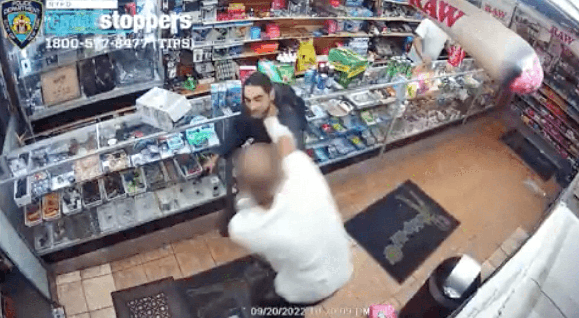 No le dijo "gracias" y eso le molestó: una pelea entre hispanos termina con uno de ellos muerto a puñaladas