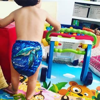 “La cara de mi hija estaba completamente cubierta de tizne esta mañana cuando la llevamos a urgencias”, relató en su cuenta de Twitter.