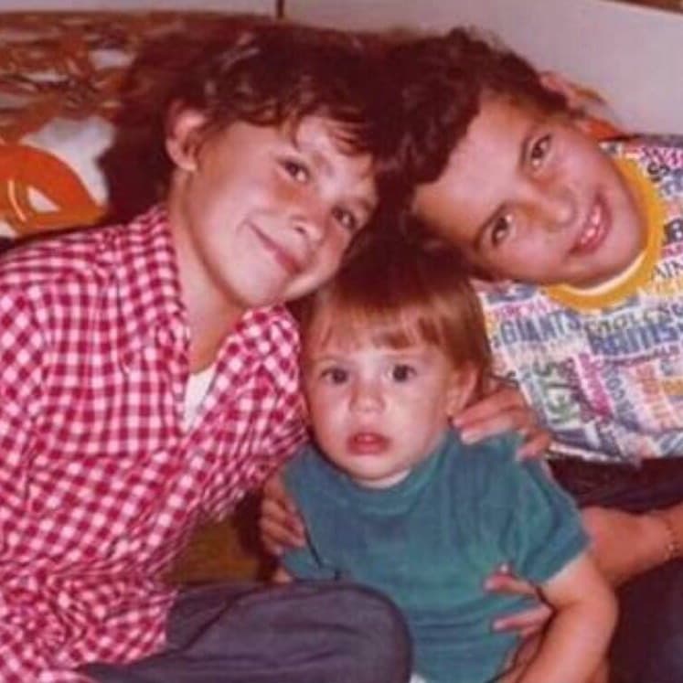 A Alan le encantan los jueves del recuerdo y en las últimas semanas compartió esta fotografía donde aparece él y sus hermanos Erick y Mark Tacher, ¿lo reconoces?