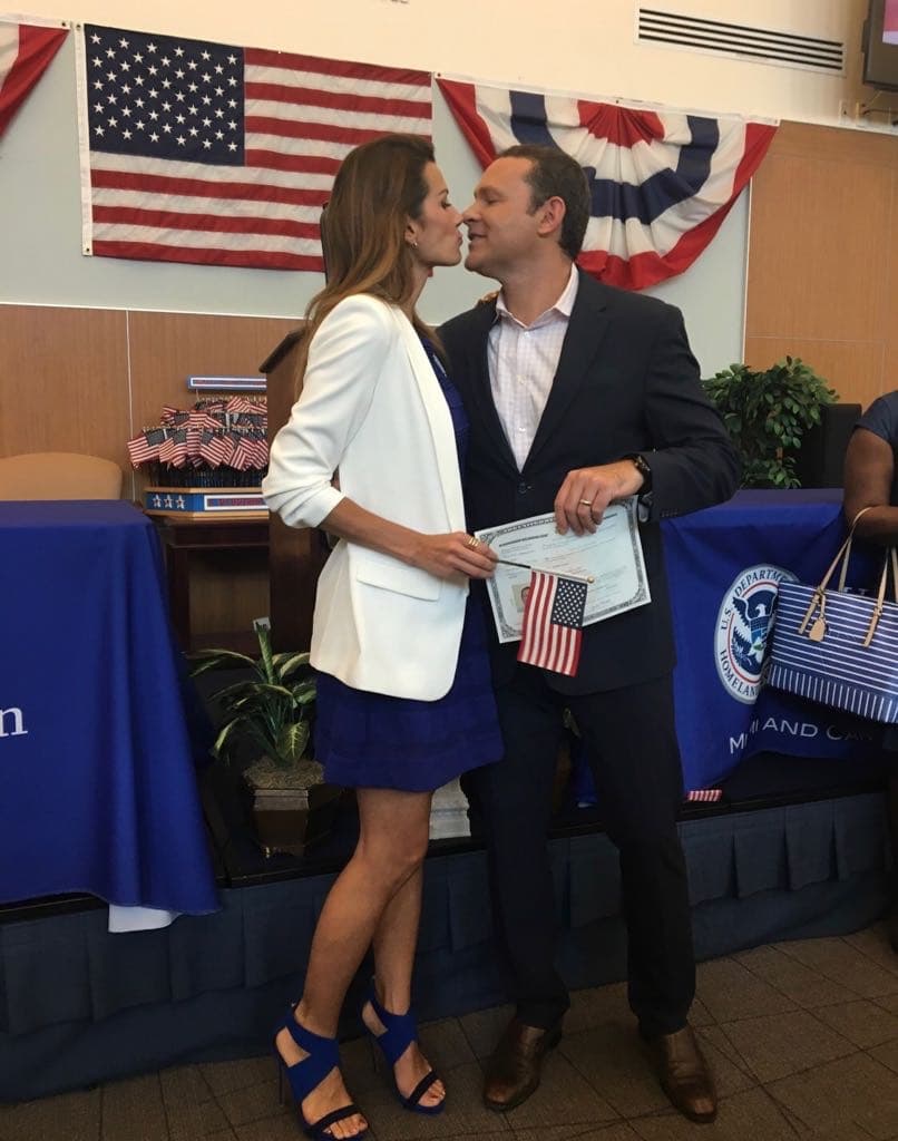 Su esposa Cristy Bernal estuvo a su lado acompañándolo como siempre.