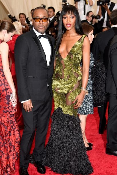 El guionista y cineasta Lee Daniels acompañó a Naomi Watts. La veterana modelo también mostró sus encantos a través de las transparencias en su vestido.