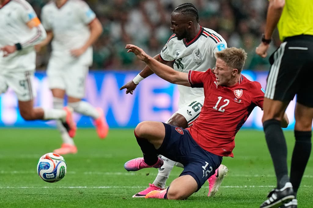 El checo Lukas Cerv y el mexicano Julián Quiñones disputan el balón
