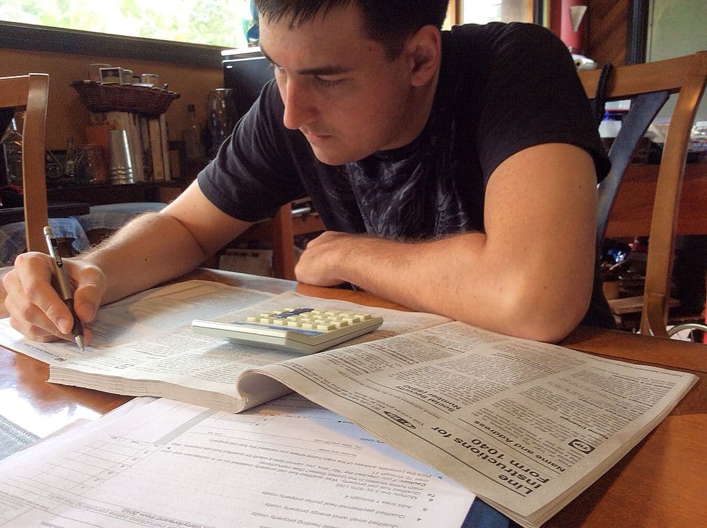 Nota que, si reclamas este crédito,
<b> tu reembolso puede retrasarse. </b>Por ley, el IRS debe esperar hasta mediados de febrero para emitir reembolsos a los contribuyentes que reclaman el Crédito tributario por ingresos del trabajo.