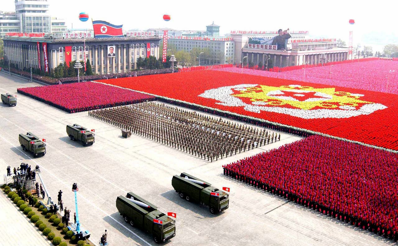 Una unidad de misiles participa en un desfile militar para celebrar el 75 aniversario de la fundación del Ejército Popular Coreano en Pyongyang , el 28 de abril de 2007.