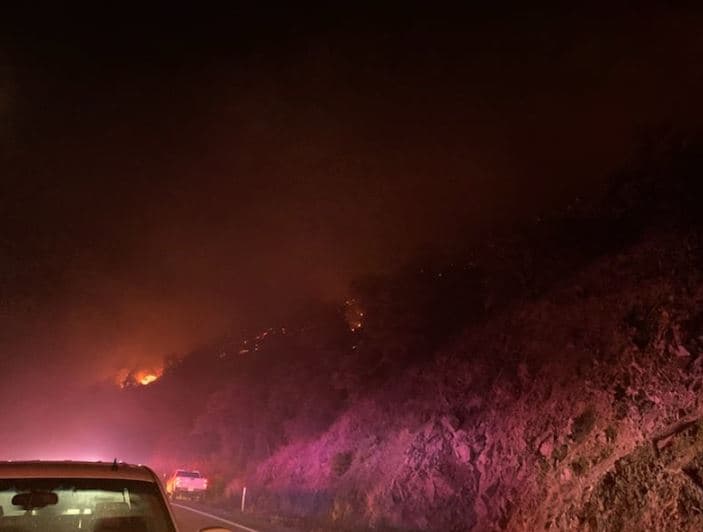 Un incendio ocurrido en Old Bisbee durante la noche del lunes puso en severos aprietos a los residentes y los bomberos locales.