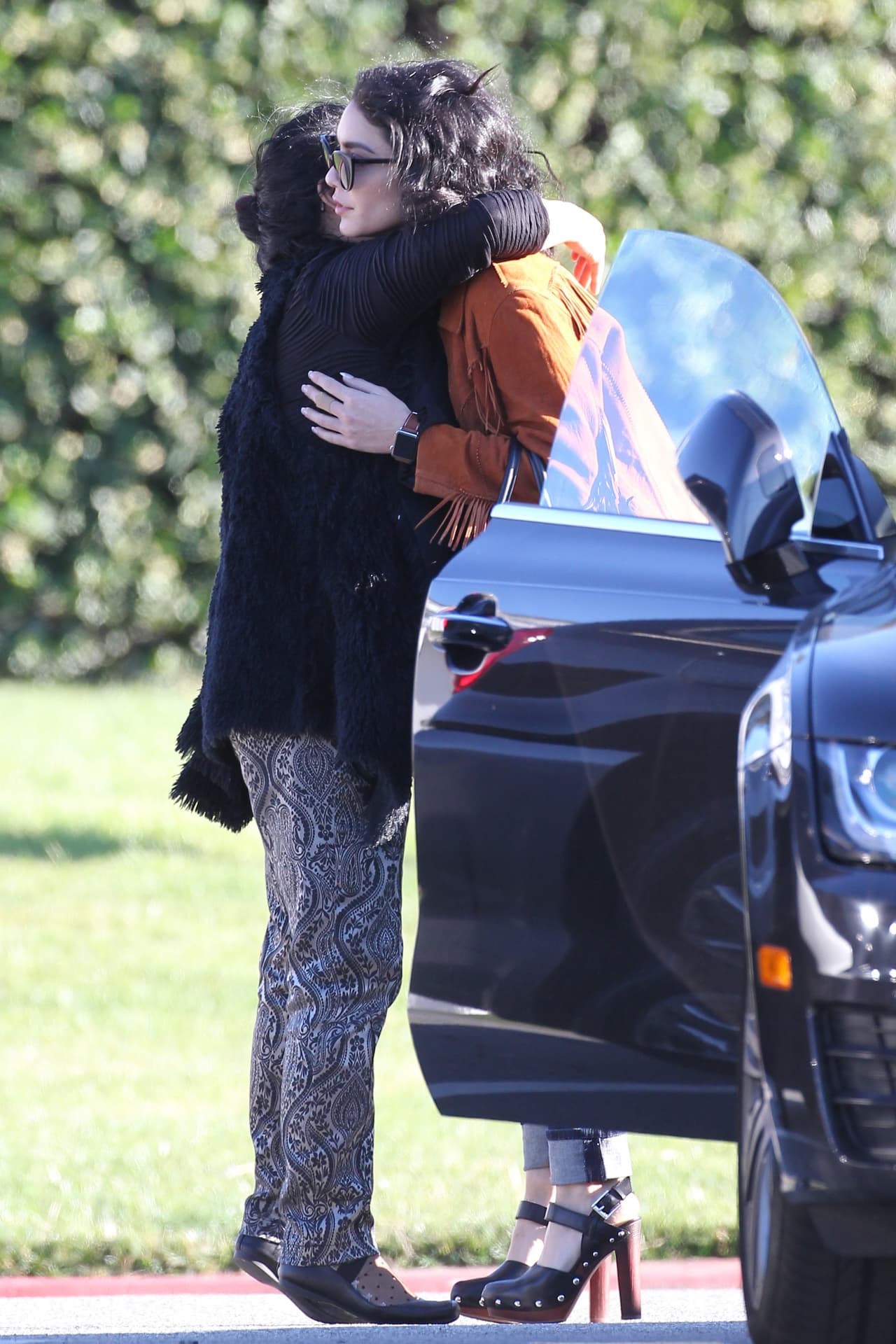 Saliendo del coche, le dieron el pésame.