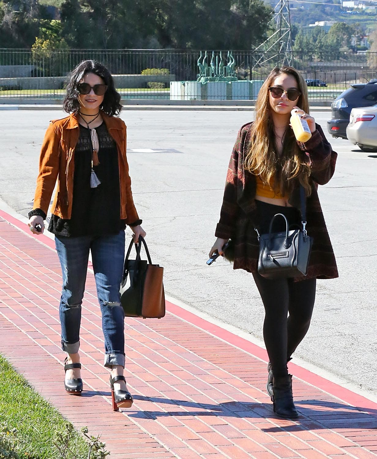Ella es su hermana Stella Hudgens.