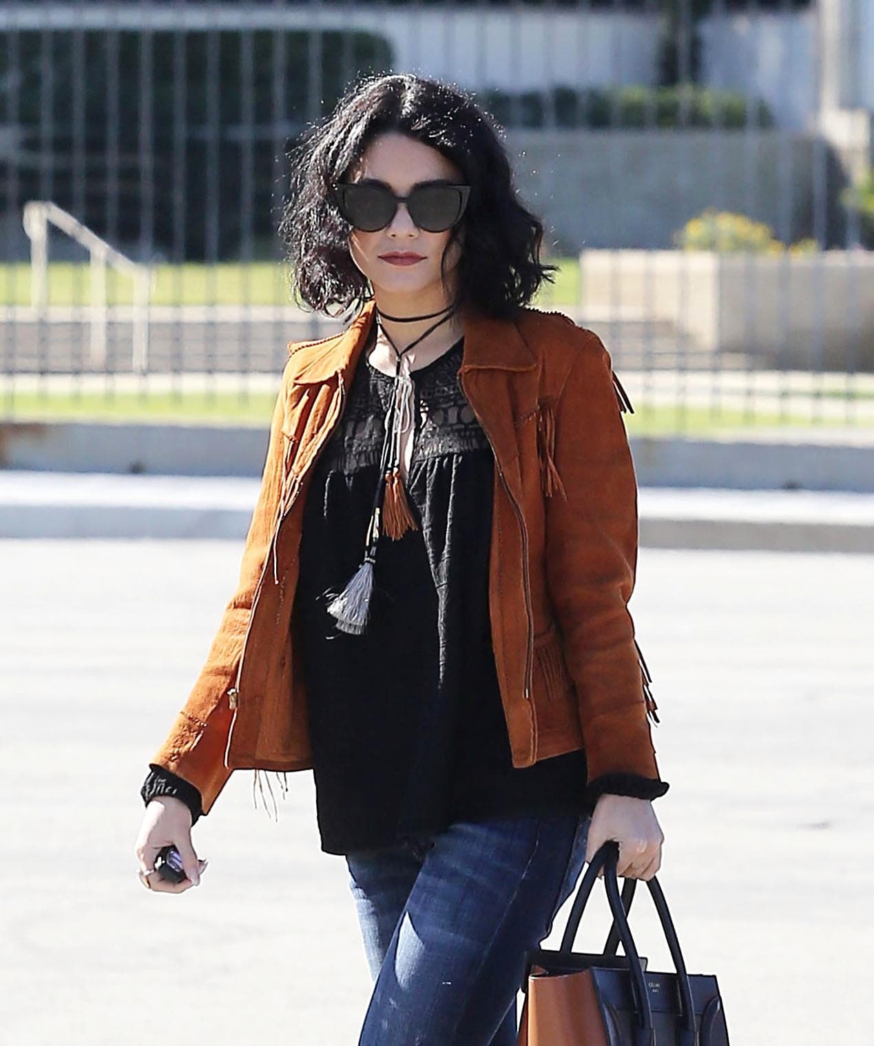 Vanessa con blusa negra y anteojos oscuros.