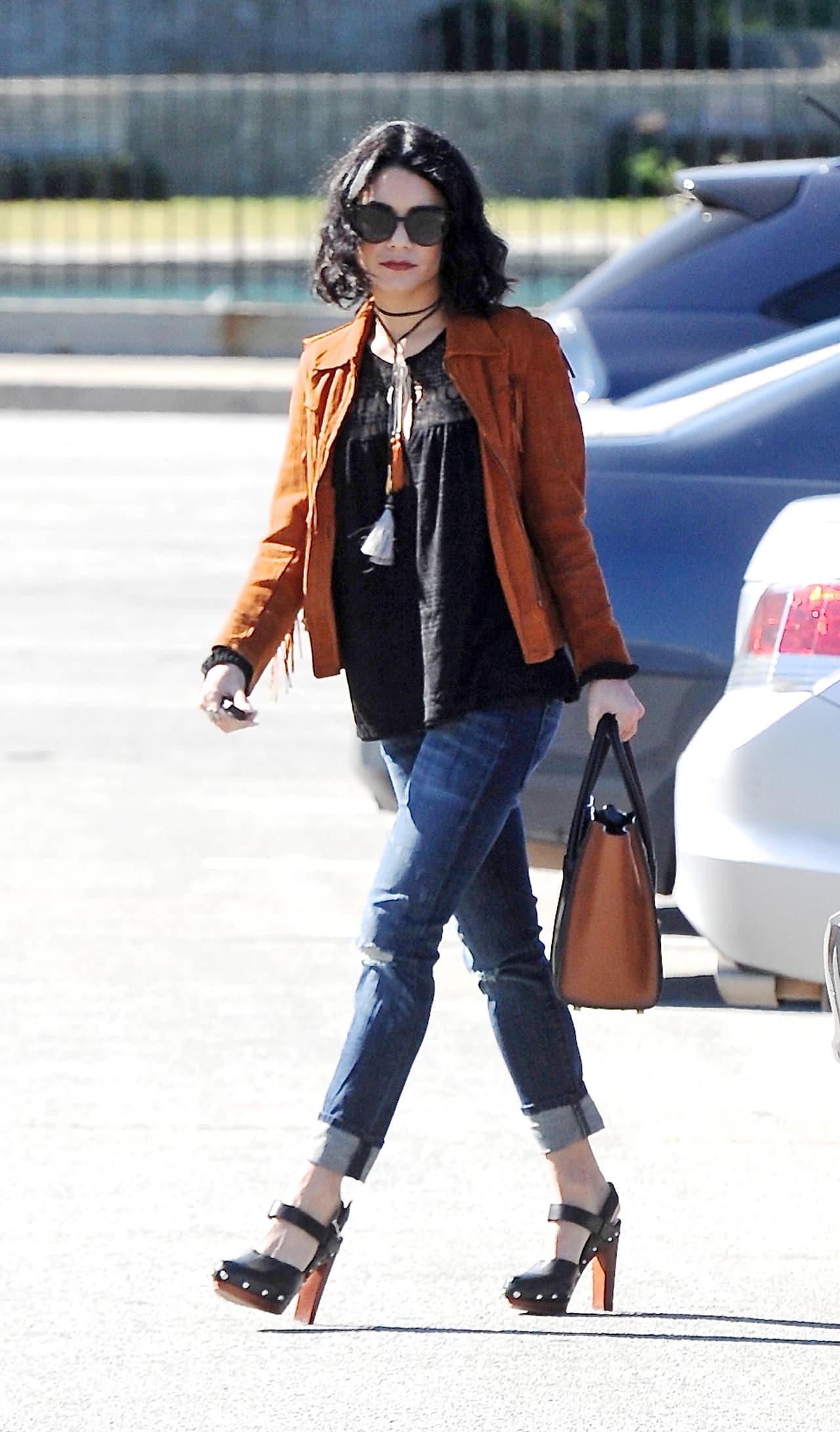 Contrastó conesta chaqueta y jeans.