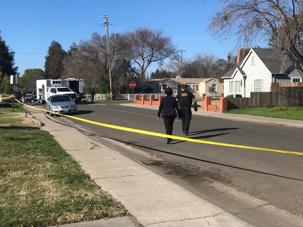 Evacúan vecindario en Stockton luego de descubrir explosivos en una casa