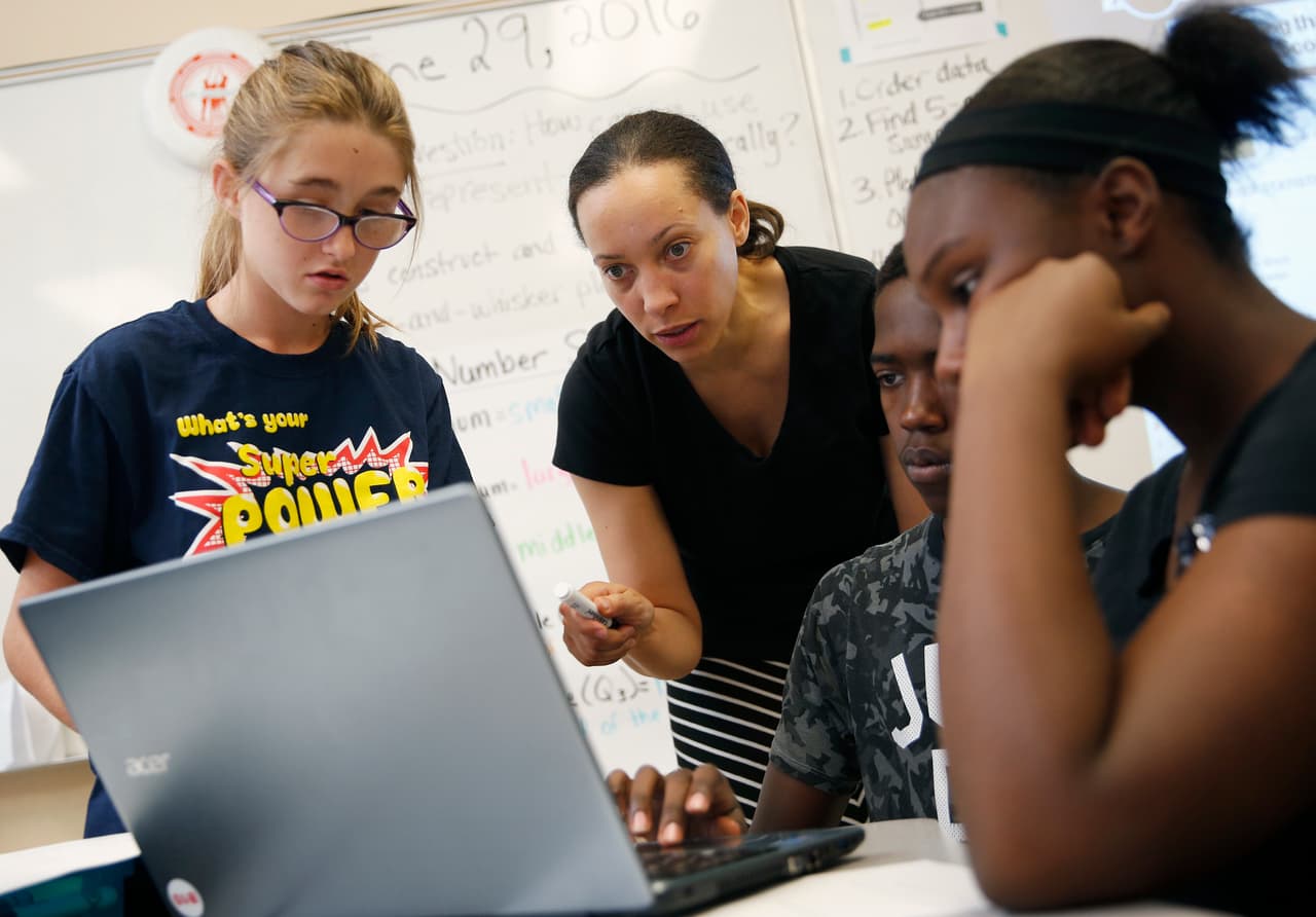 Estudiar enseñando: el método alternativo donde los estudiantes aprenden a un nivel más profundo creando proyectos y presentándolos 