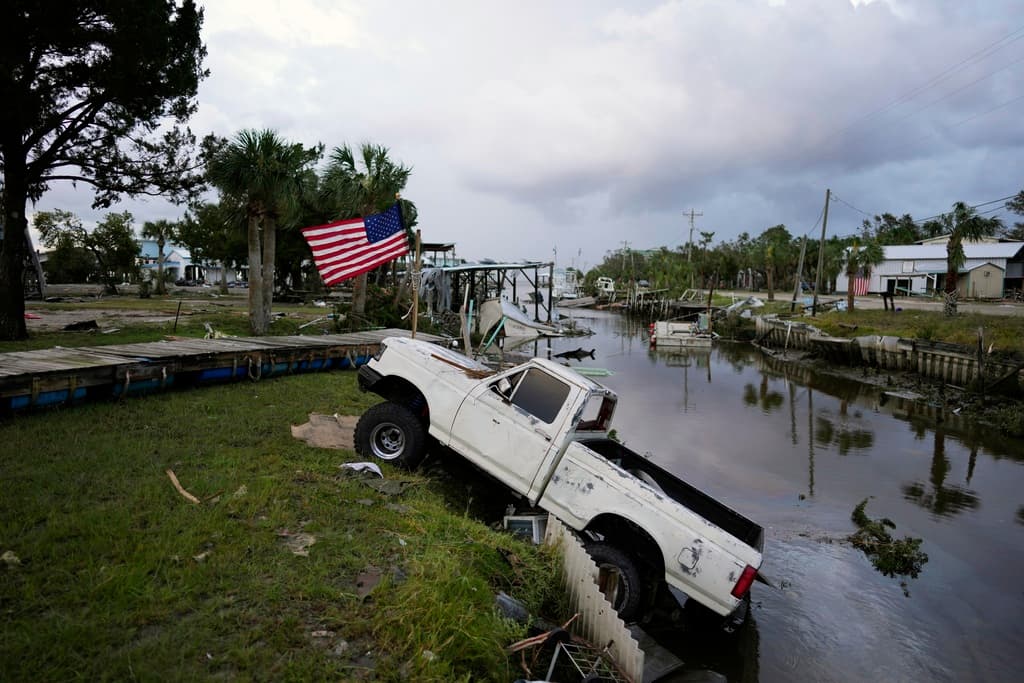 Un vehículo terminó casi dentro del canal de Horseshoe Beach, en Florida, por el paso del huracán Idalia.