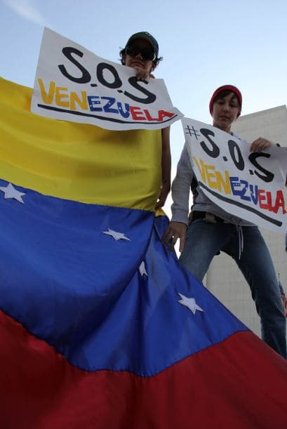 Pese a las distancias y tráfico característico de Los Ángeles, cientos de Venezolanos se unieron a la campaña mundial #SOSVenezuela para apoyar a todo el pueblo venezolano tras 10 días de protestas continuas en dicho país. A la manifestación se unieron guatemaltecos, peruanos, brasileños, libaneses, americanos y muchas otras nacionalidades que hacen vida en la Cosmopolita ciudad del oeste del país. Consignas, cantos y la familiaridad característica venezolana recibieron apoyo de los transeúntes en los alrededores del edificio Federal ubicado en la avenida Wilshire.