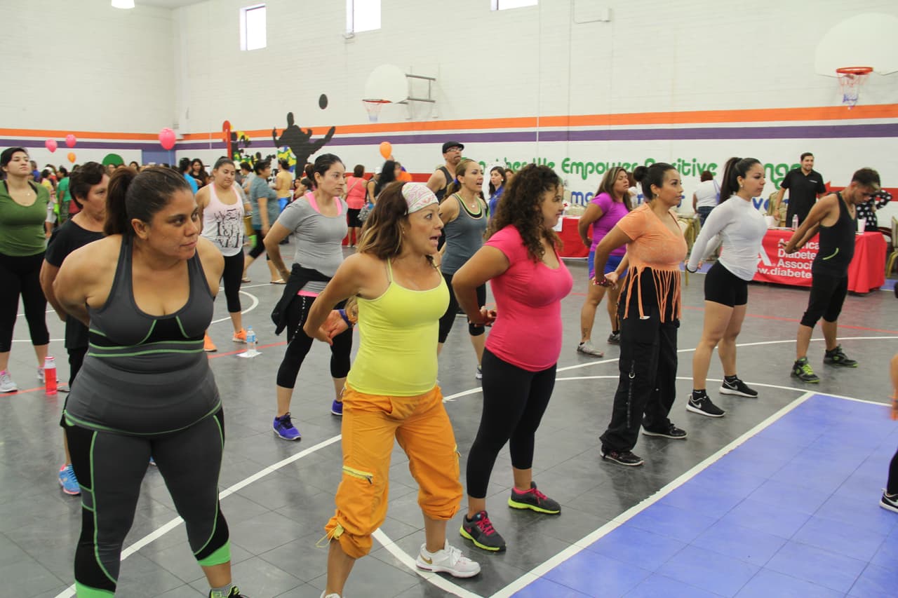 Unas 300 personas asistieron a la feria “Camino a la Salud’, donde se hicieron exámenes gratis, bailaron Zumba y conocieron a la carismática Cecilia Ramírez Harris de Primer Impacto.