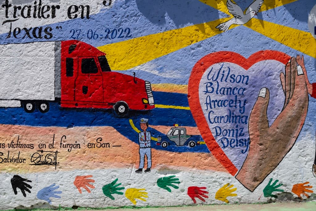 Un mural del pueblo recuerda a los jóvenes de Comitancillo que murieron asfixiados en un tráiler en Texas en 2022.