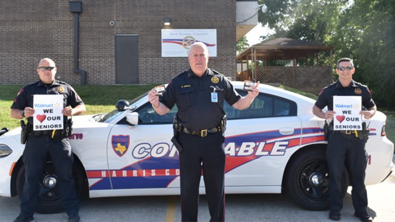 Policías de Houston regalan certificados de 25 dólares para que ancianos hagan sus compras en Walmart