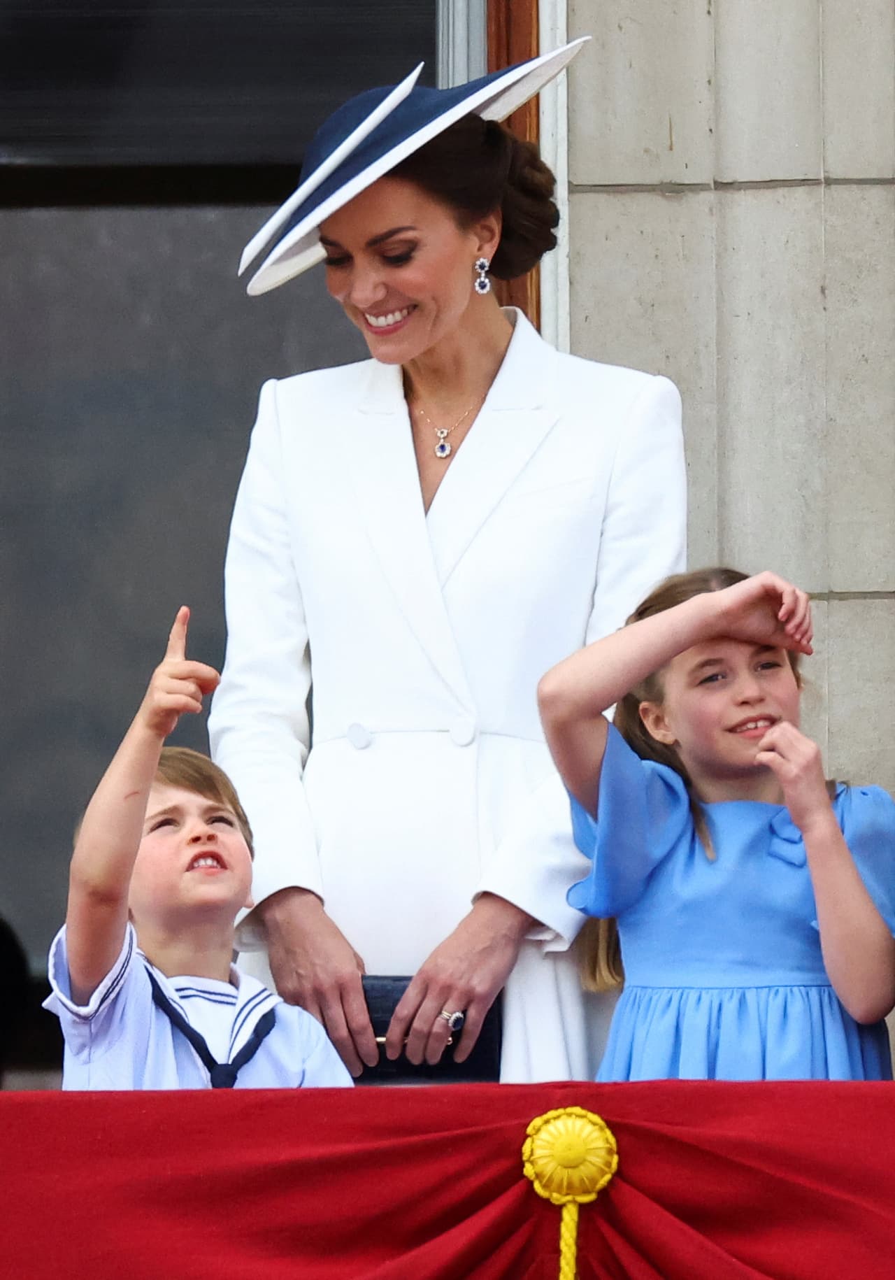 En este importante día, el príncipe Louis utilizó un traje de marinero que su padre, el príncipe William, usó siendo un niño en el ‘Trooping the Colour’ del año 1985, según indica Today.
<br>