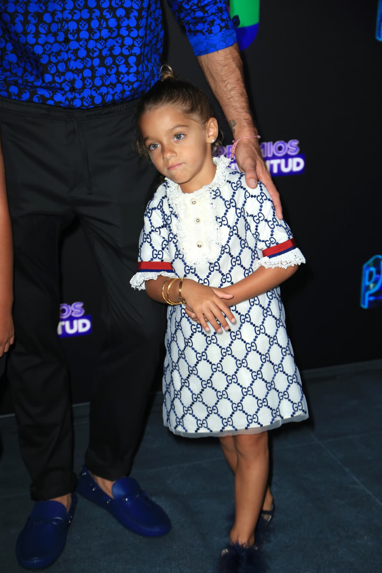 La pequeña llevó el vestido de la línea Gucci Kids bordado con el icónico logo de "G" de la marca.