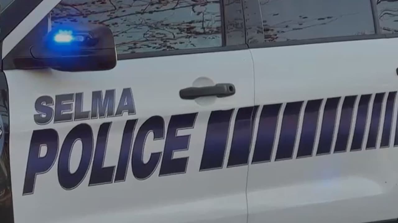 El oficial de la Policía de Selma acudió al llamado de un ciudadano cerca de las 11:45 am. Ahí fue atacado a tiros por un sospechoso de 23 años.