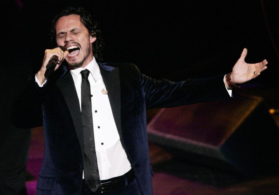 Para el año 2004 recibe el GRAMMY Award en la categoría 'Best Latin Pop Album' por su trabajo titulado 'Amar Sin Mentiras'.