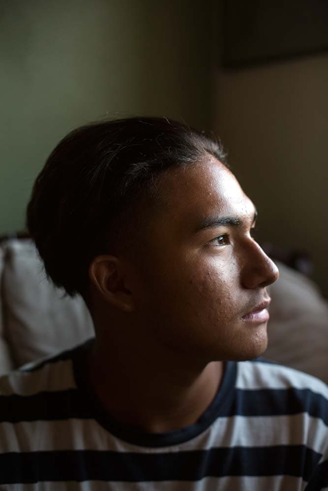 Edwin Díaz posa para una foto en su dormitorio. Sufre de sangrado nasal y migrañas relacionados con el calor.