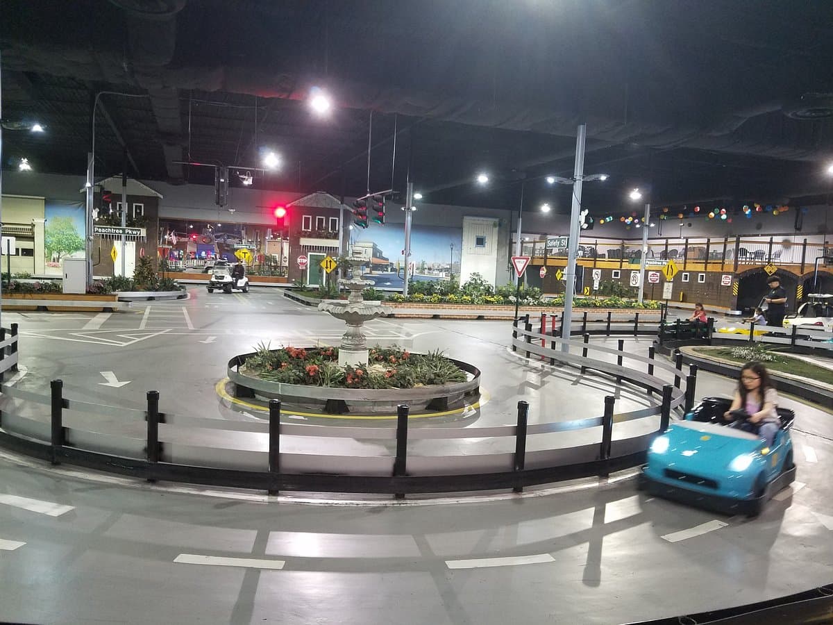 <b><a href="https://www.tinytowne.com/">Tiny Towne</a></b>. Tiny Towne es un centro de "entretenimiento educativo" de alta tecnología orientado a la familia con la visión de inspirar a una generación de conductores seguros. Tiny Towne brinda a los niños, de 3 años en adelante, años de experiencia de manejo, confianza y conciencia años antes de que se pongan al volante.
<br>
<br>
<b><a href="https://goo.gl/maps/H2HNwJqC3hYck63y8">Cómo llegar</a></b>