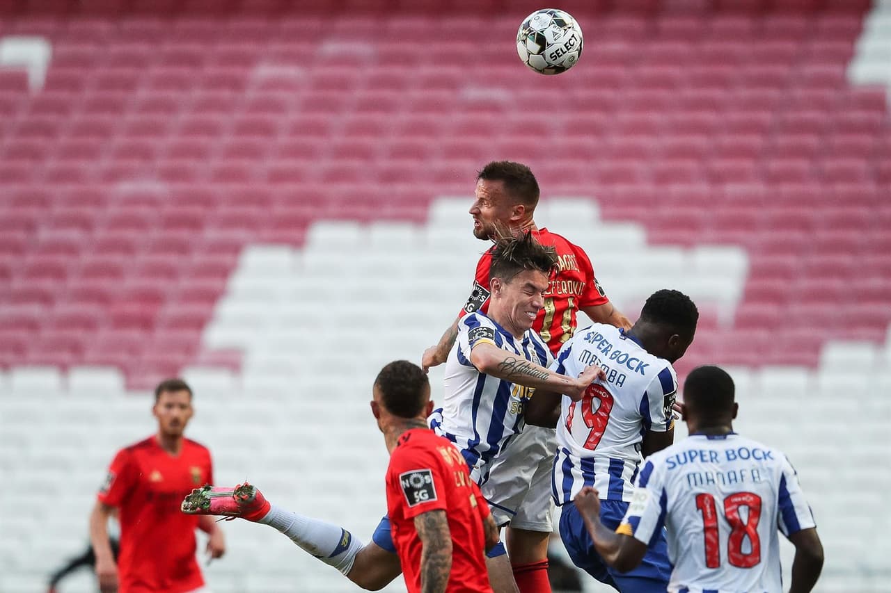 El Porto no puede ante el Benfica y se van con empate 1-1 durante la Jornada 31 de la Primeira Liga. Everton Souza Soares abrió el marcador para los locales al minuto 23, ya entrada la segunda parte del partido, fue Mateus Uribe quien igualó el marcador y logró salvar un punto para los 'Dragones Azules'.