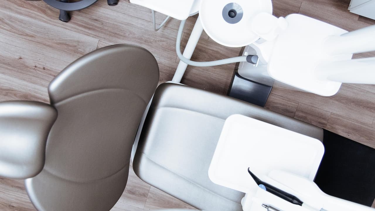Clausuran clínica dental de Filadelfia; recomiendan a pacientes pruebas de hepatitis y VIH